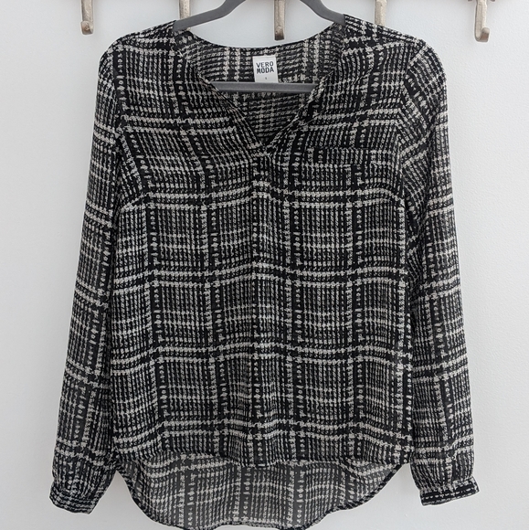 Black and white blouse. - Picture 1 of 4